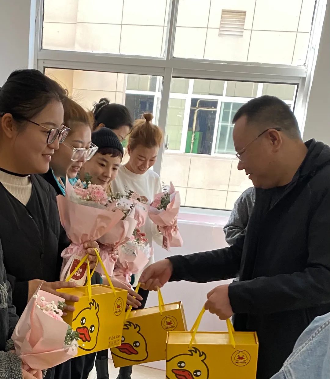 总经理秦永发先生为大家送上节日礼品和鲜花