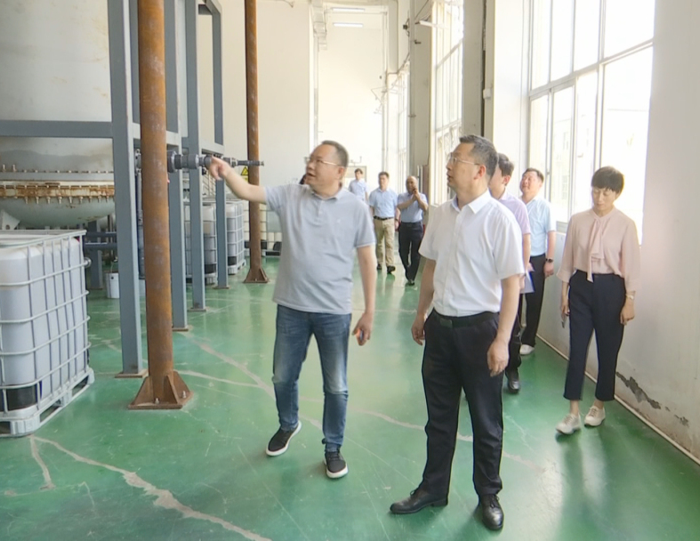 在陪同过程中，市、区领导了解到了古特生物从成立公司研发生物合成技术到现在拥有三座生产基地这十二年来的的发展历程，CEO秦永发对古特生物的生产现状及未来发展规划也作了详细说明。