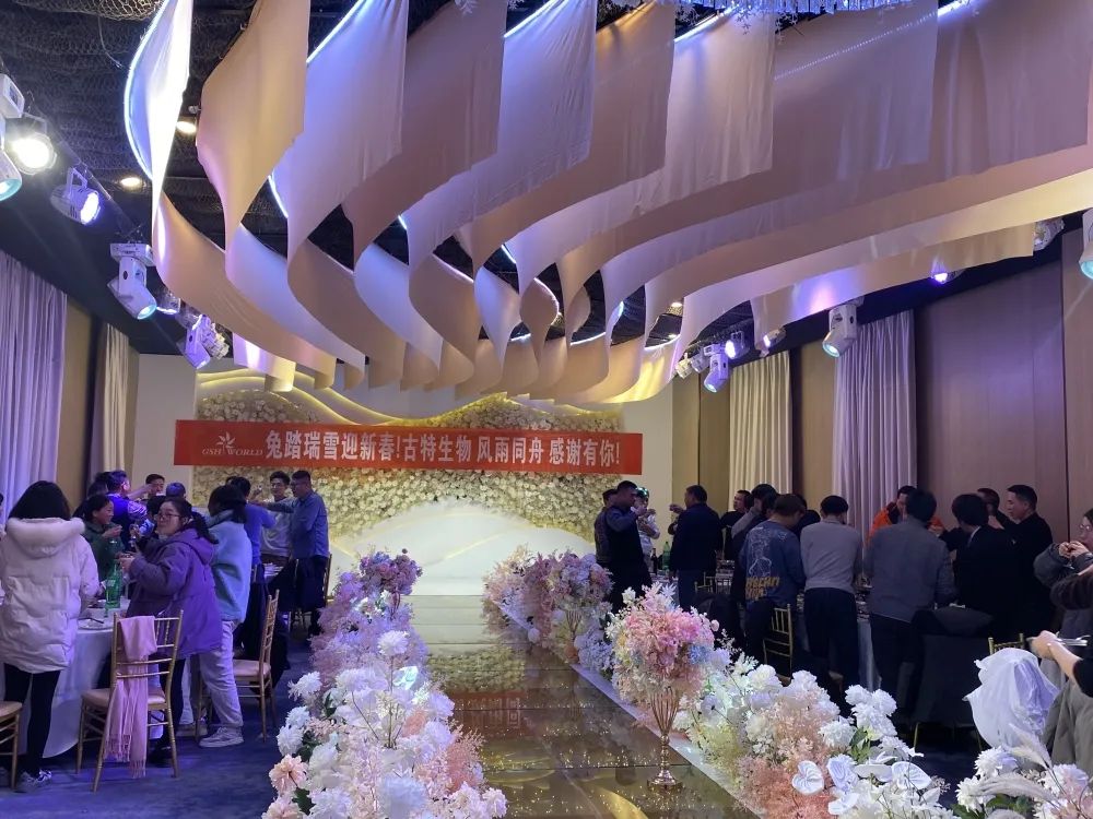 所有员工欢聚一堂，共同举杯庆祝